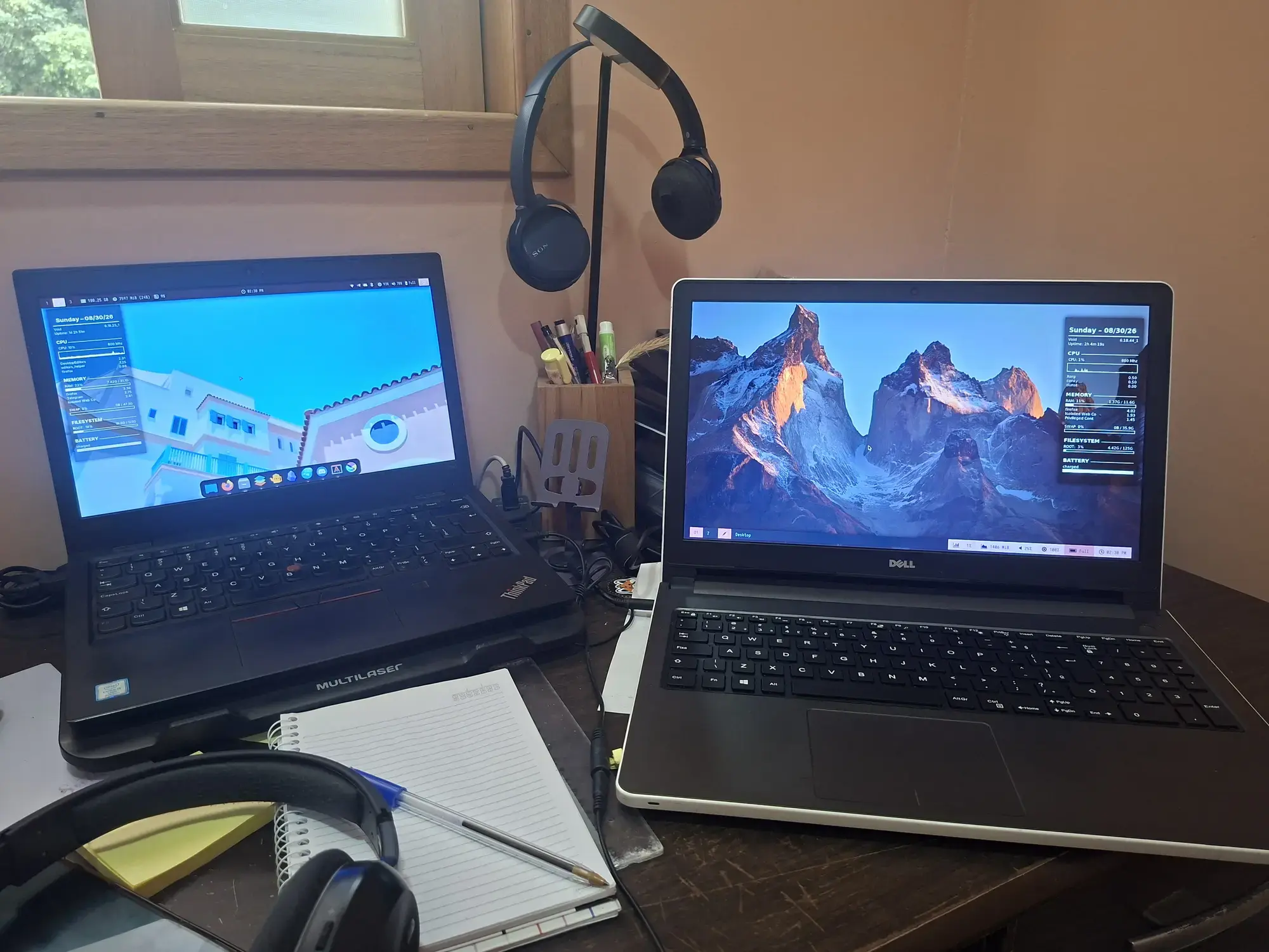 “Eis meus dois notebooks: O Thinkpad com o nippybox antigo e o Inspiron com o novo nippybox”