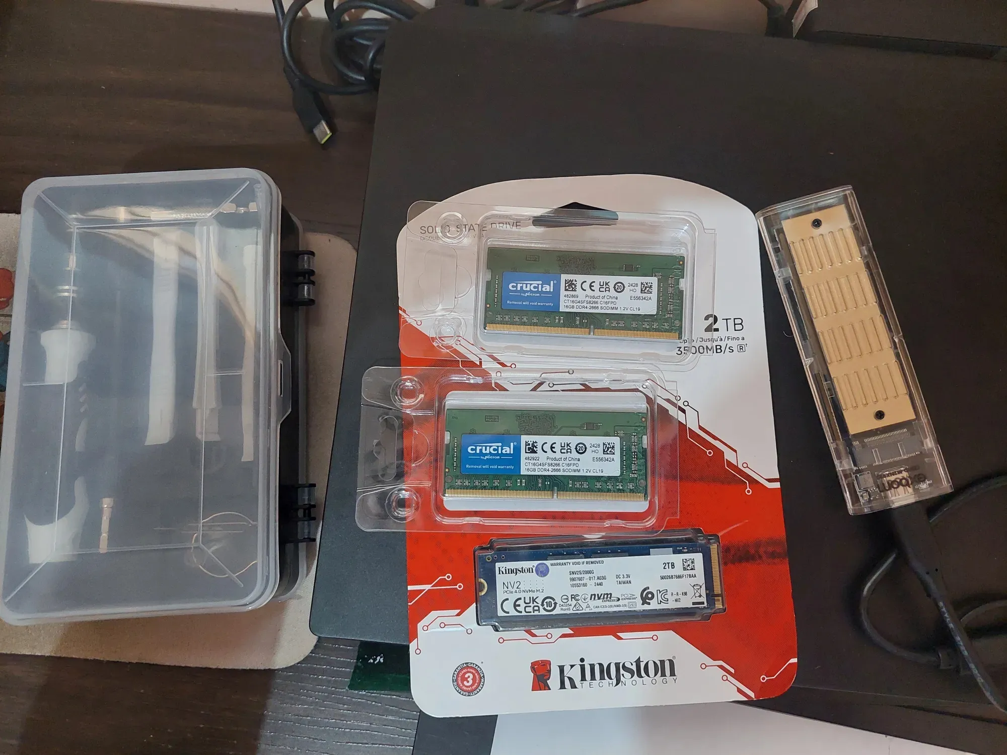 Dois pentes de 16 GB da Crucial e o SSD de 2 TB da Kingston, além da Caixa de Ferramentas e o SSD antigo num Case M2 para USB