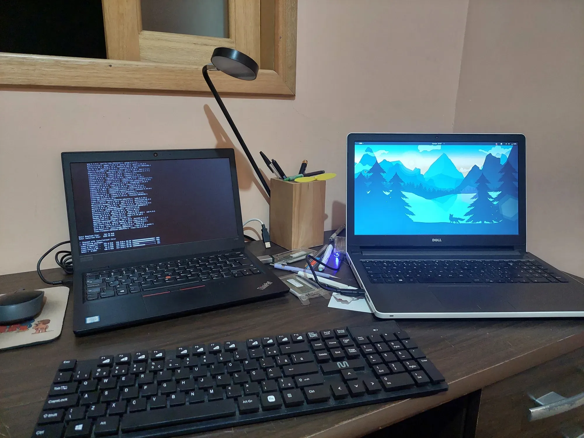 De um lado o meu Thinkpad L390 instalando o Arch Linux e do outro o meu velho Dell 5558 com o Crystal Linux sendo executado a partir do SSD antigo numa case USB.