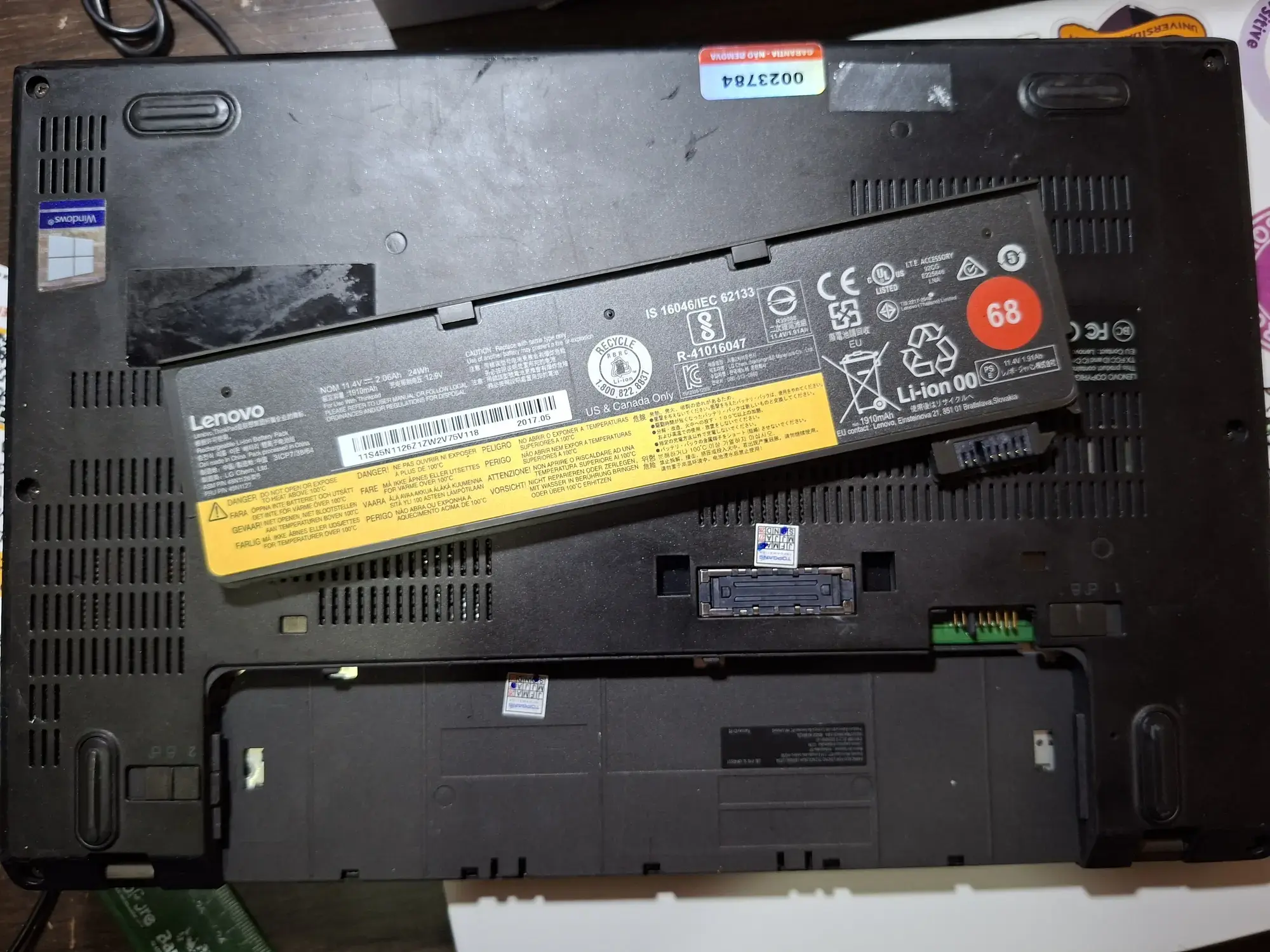 O X270 com a bateria externa de 24 Wh dele
