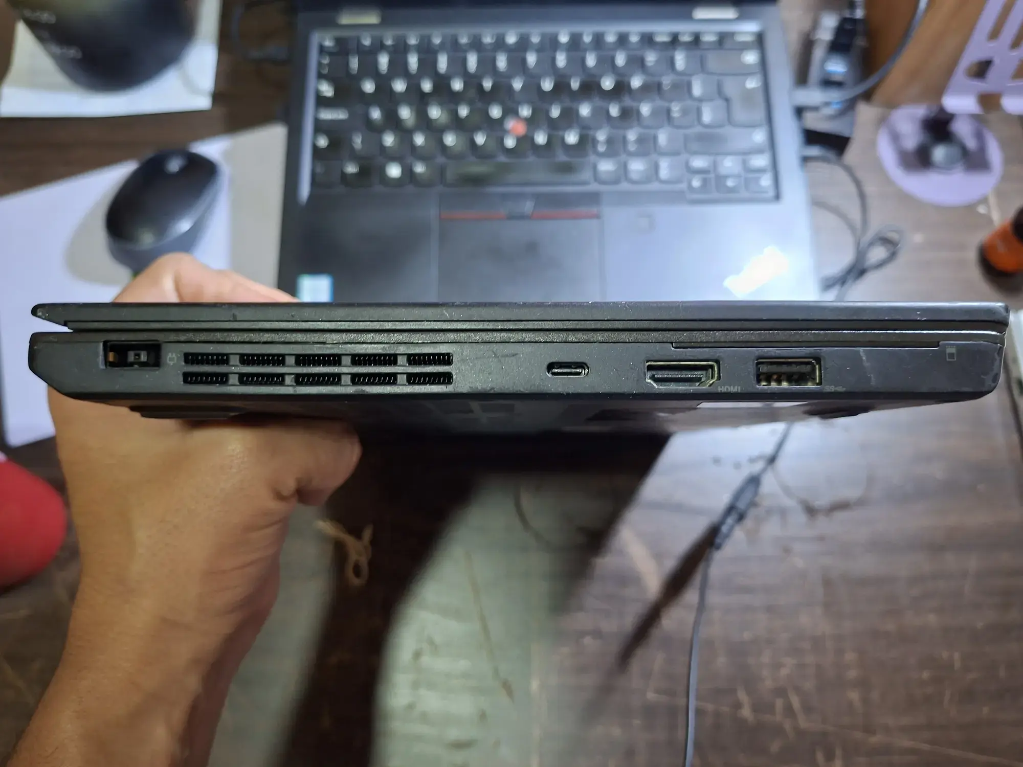 Lado esquerdo do X270: Porta Slim-Tap, Ventilação, USB-C, HDMI e USB-A