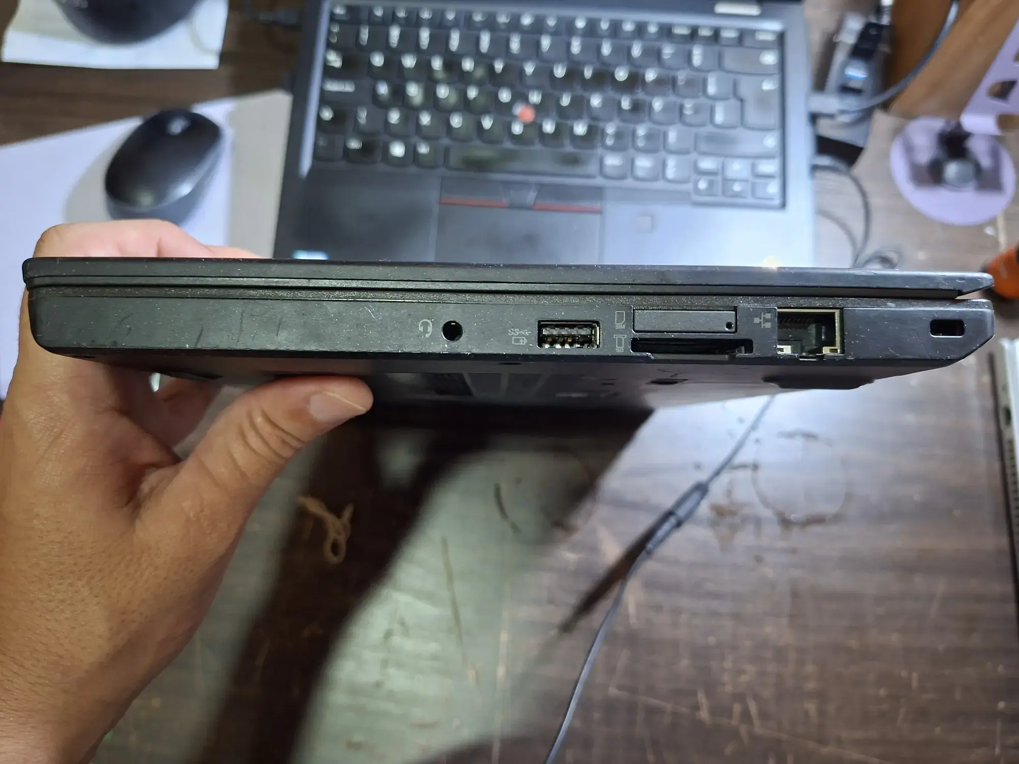 Lado Direito do X270: Trava de Segurança, Porta Ethernet, Slot para SIM e Cartão SD, USB-A (Always-On) e P2