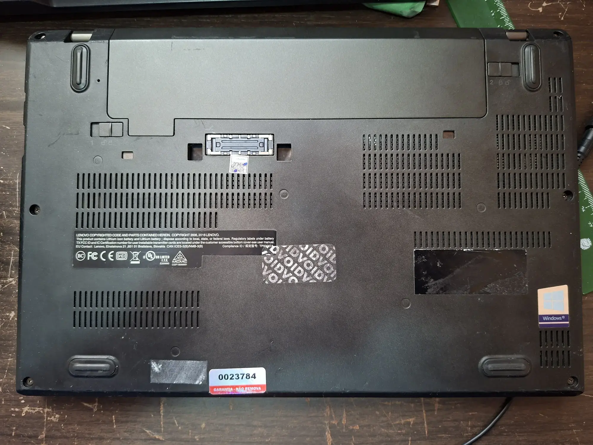 Parte Inferior do X270: Slot da Bateria e a Porta da Doca